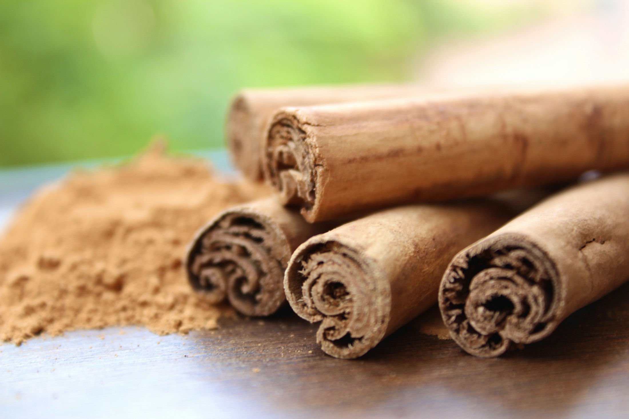Ceylon cinnamon sticks and ground cinnamon powder
