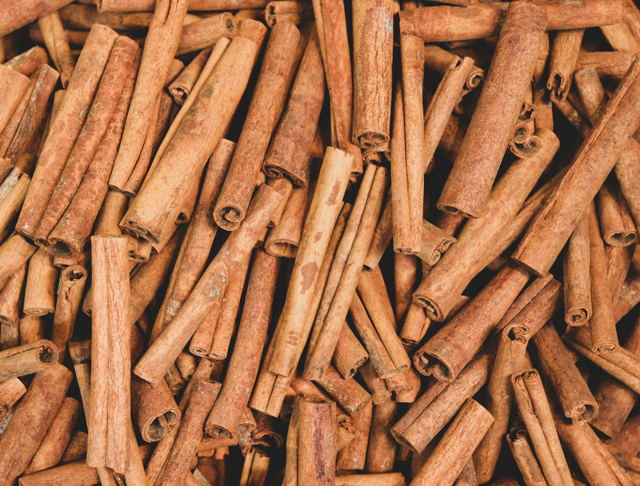 Rolled Ceylon cinnamon quills stacked together